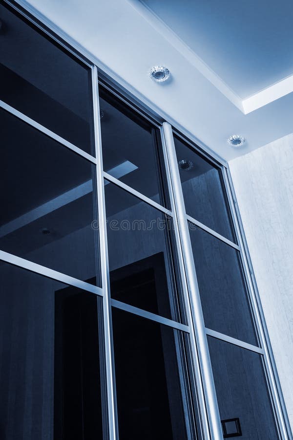 Vestuário com as portas deslizantes na casa fotos de stock royalty free Vestuário com as portas deslizantes na casa fotos de stock royalty free