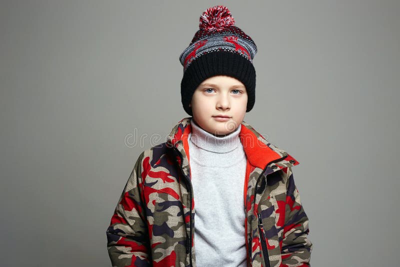 Vestuário do inverno adolescente à moda no chapéu imagem de stock royalty free Vestuário do inverno adolescente à moda no chapéu imagem de stock royalty free