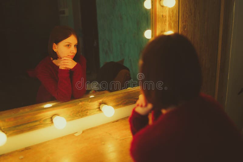 Vestuário, forma, estilo e conceito dos povos - mulher feliz que olha a reflexão de espelho imagens de stock Vestuário, forma, estilo e conceito dos povos - mulher feliz que olha a reflexão de espelho imagens de stock