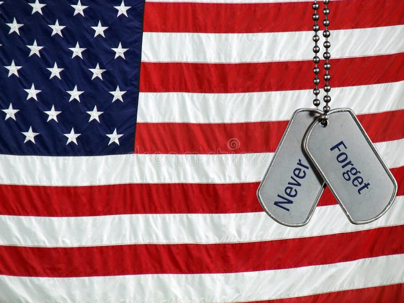 Vojenské psa značky na Americké vlajky na pozadí.