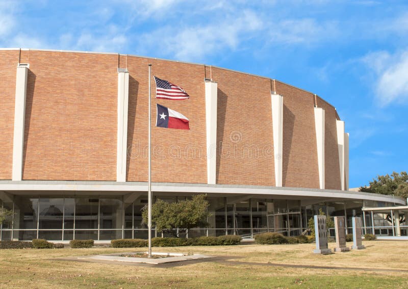 Veteranminnesmärketrädgård med Dallas Memorial Auditorium i bakgrunden arkivfoto Veteranminnesmärketrädgård med Dallas Memorial Auditorium i bakgrunden arkivfoto