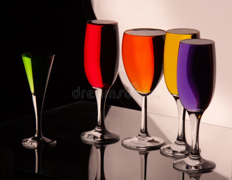 Vetri con di liquido colorato multi fotografia stock libera da diritti Vetri con di liquido colorato multi fotografia stock libera da diritti