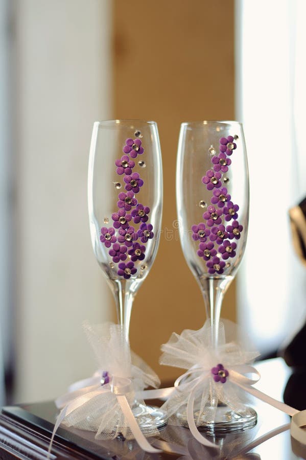 Vetri con Violet Flowers immagine stock libera da diritti