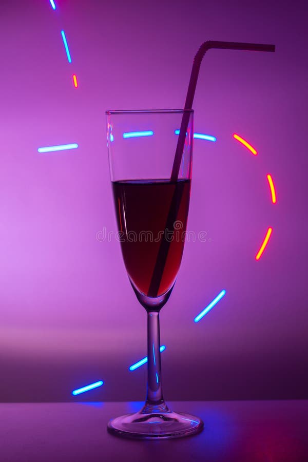 Vetri di champagne Vetro o stemware con alcool o un cocktail su un fondo colorato Un vetro sulla barra in un caff?, fotografia stock libera da diritti Vetri di champagne Vetro o stemware con alcool o un cocktail su un fondo colorato Un vetro sulla barra in un caff?, fotografia stock libera da diritti