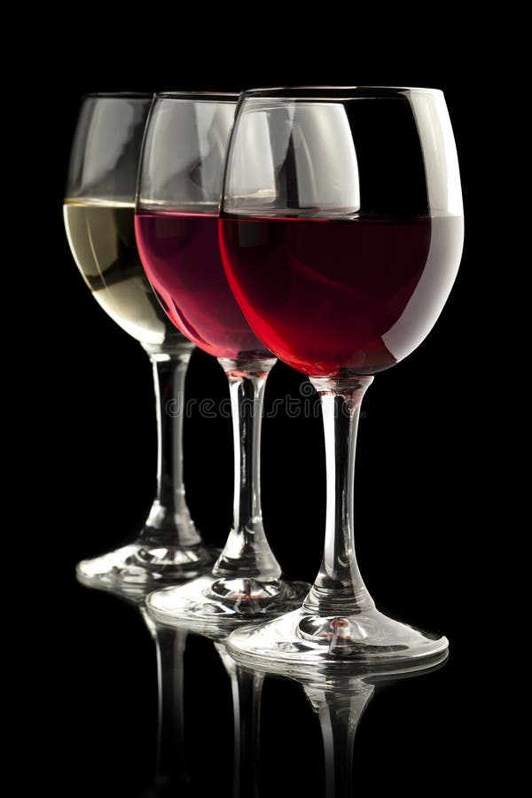 Vetri di colore rosso, della rosa e di vino bianco in un backgr nero fotografia stock