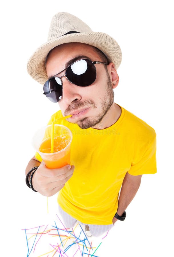Vetri di sole d'uso beventi del succo dell'uomo divertente, cappello e maglietta gialla fotografia stock libera da diritti Vetri di sole d'uso beventi del succo dell'uomo divertente, cappello e maglietta gialla fotografia stock libera da diritti