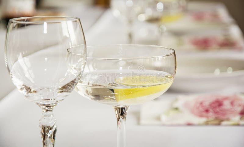 Vetri di vermut con il limone per la festa di compleanno fotografia stock Vetri di vermut con il limone per la festa di compleanno fotografia stock