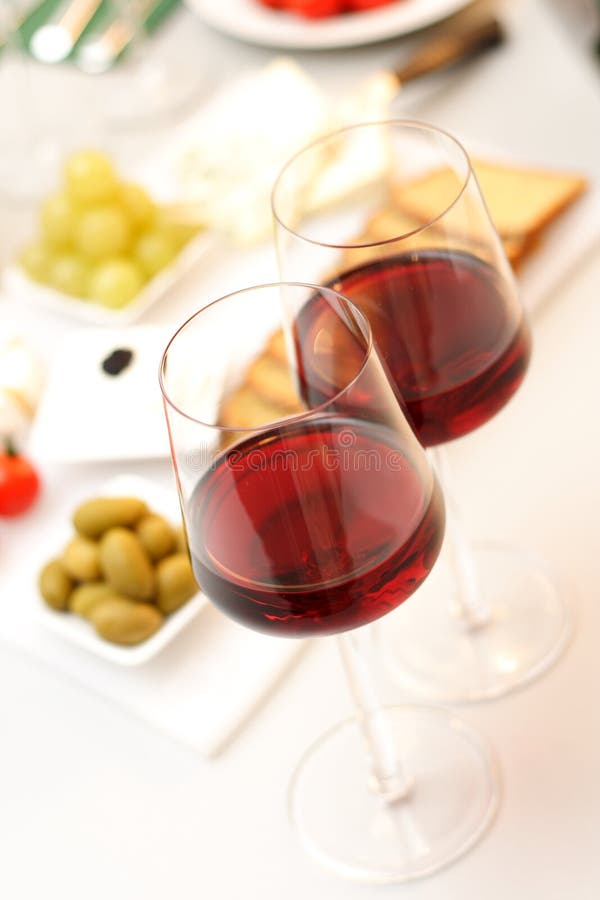 Vetri di vino con alimento fotografia stock Vetri di vino con alimento fotografia stock