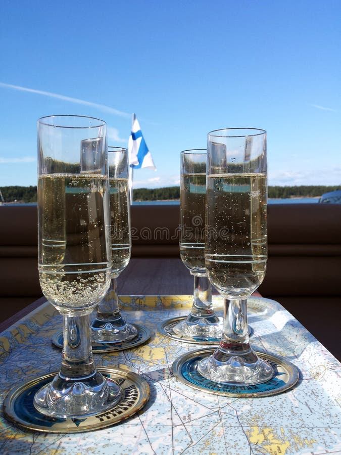 Vetri di vino spumante fotografie stock libere da diritti Vetri di vino spumante fotografie stock libere da diritti
