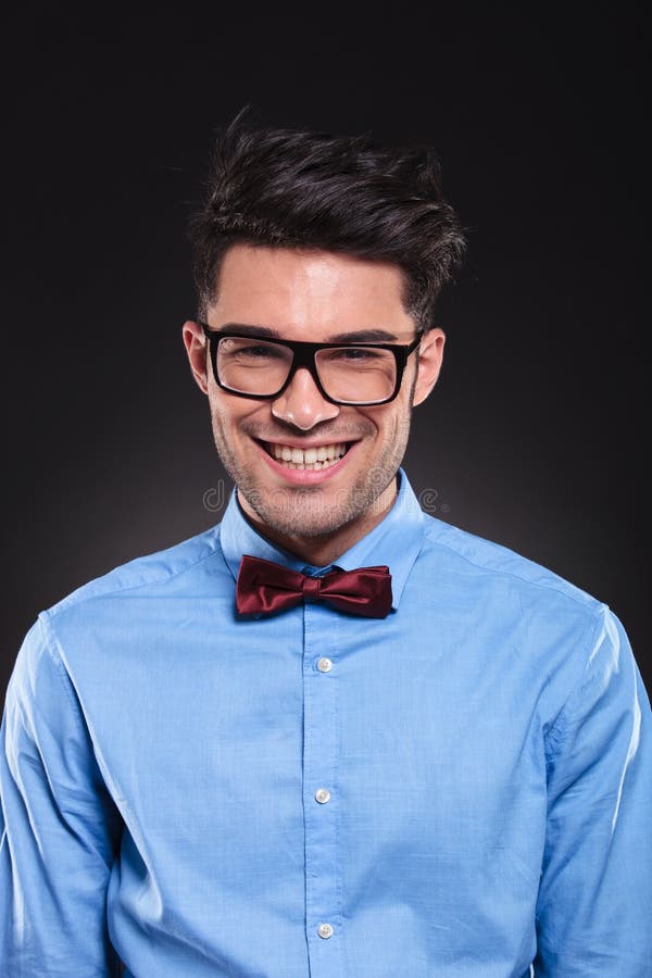 Vetri e vestito d'uso di sguardo felici del tipo mentre sorridendo fotografie stock Vetri e vestito d'uso di sguardo felici del tipo mentre sorridendo fotografie stock