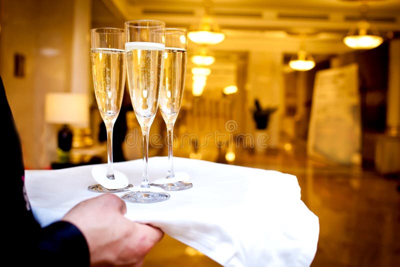 Vetri pieni di champagne sul cassetto immagine stock libera da diritti Vetri pieni di champagne sul cassetto immagine stock libera da diritti