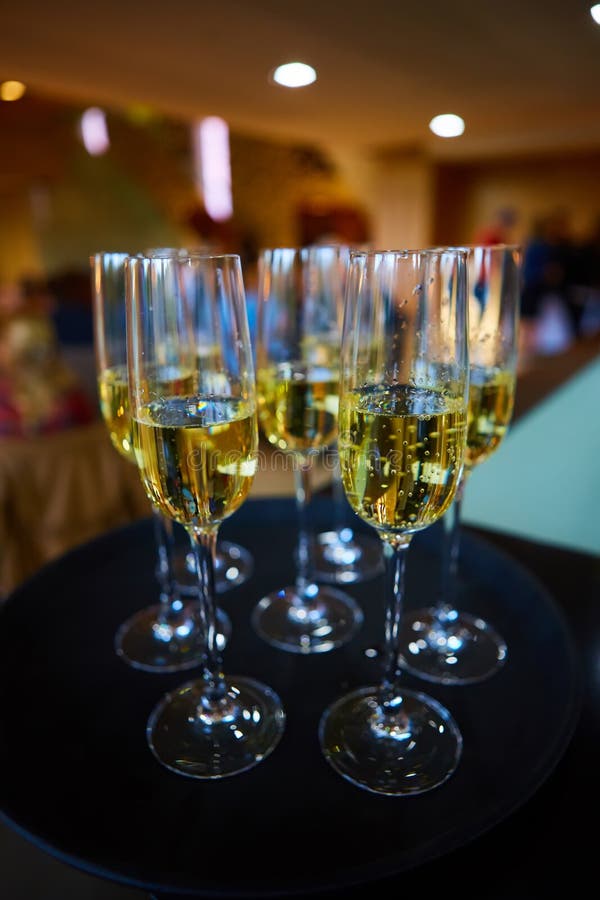 Vetri pieni di champagne sul cassetto fotografia stock Vetri pieni di champagne sul cassetto fotografia stock
