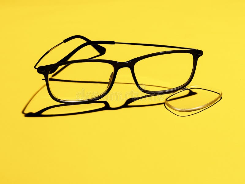 Vetri tagliati, occhiali, lente caduta fuori su fondo giallo per copyspace Salute o occhiali ottici immagini stock Vetri tagliati, occhiali, lente caduta fuori su fondo giallo per copyspace Salute o occhiali ottici immagini stock