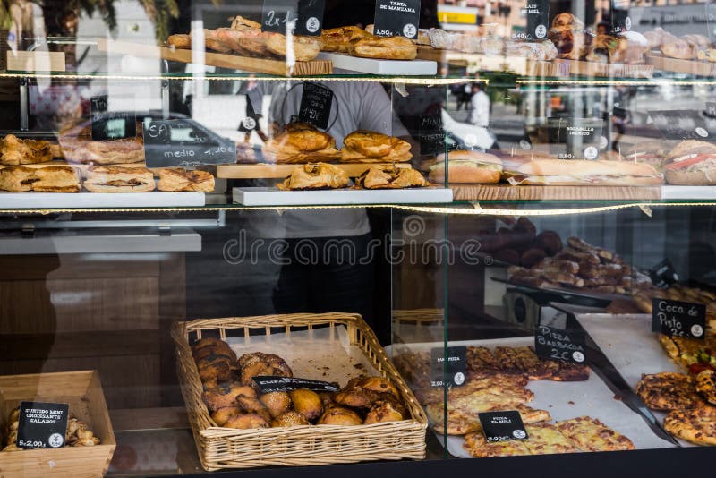 Vetrina del negozio di pasticceria e del forno con varietà di pani, torte, empanadas spagnoli tradizionali fotografia stock Vetrina del negozio di pasticceria e del forno con varietà di pani, torte, empanadas spagnoli tradizionali fotografia stock