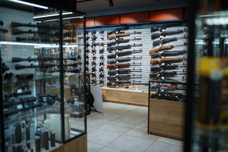 Vetrina a scelta di fucile in un negozio di armi nessuno