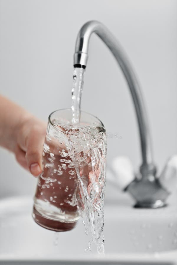 Vetro che versa l'acqua fresca della bevanda fotografia stock libera da diritti Vetro che versa l'acqua fresca della bevanda fotografia stock libera da diritti