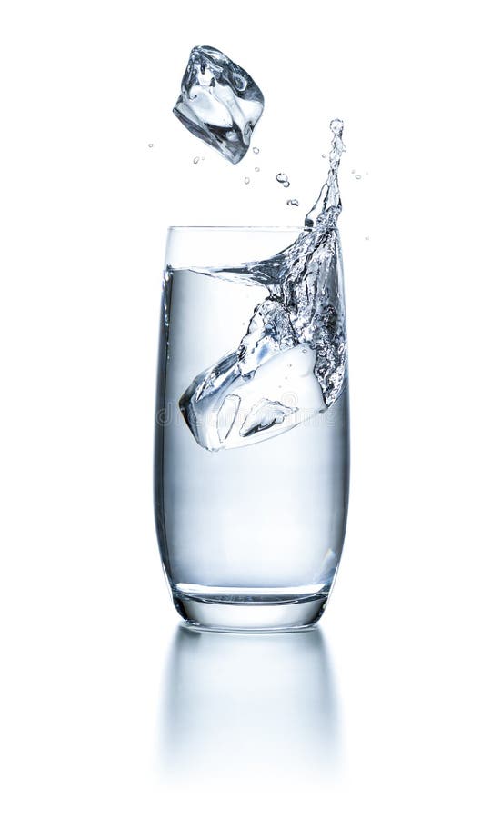 Vetro con acqua con i cubetti di ghiaccio e la spruzzata immagini stock Vetro con acqua con i cubetti di ghiaccio e la spruzzata immagini stock