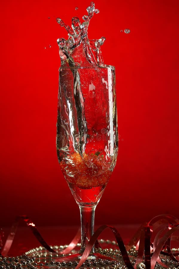 Vetro con champagne e le fragole immagine stock libera da diritti Vetro con champagne e le fragole immagine stock libera da diritti