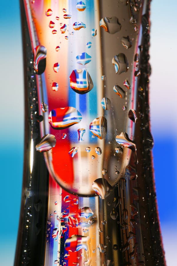 Vetro con i waterdrops variopinti fotografia stock Vetro con i waterdrops variopinti fotografia stock