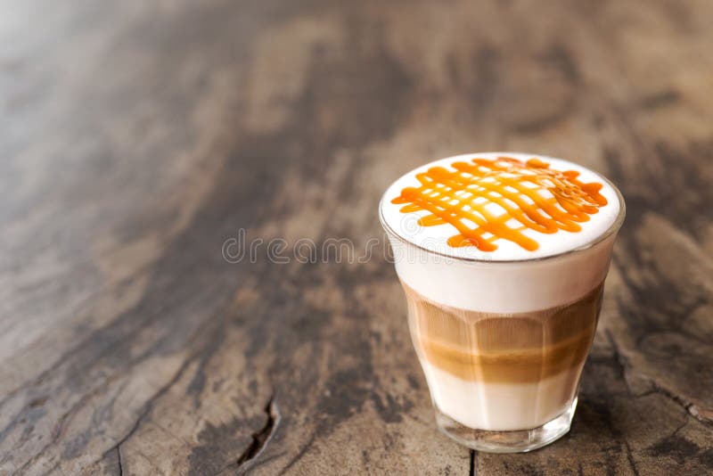 Vetro del caffè caldo di macchiato del caramello fotografie stock