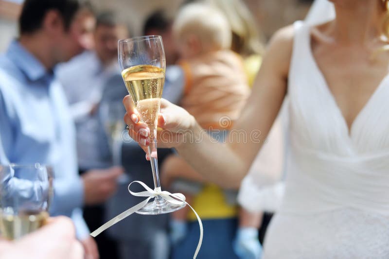 Vetro del champagne della holding della sposa fotografia stock libera da diritti Vetro del champagne della holding della sposa fotografia stock libera da diritti
