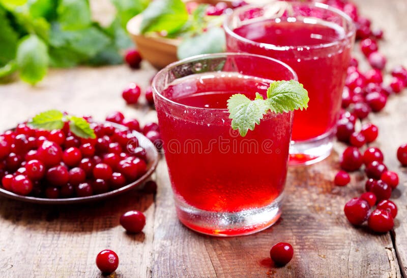 Vetro del succo di mirtillo rosso con le bacche fresche fotografia stock