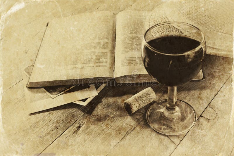 Vetro del vino rosso e vecchio libro sulla tavola di legno immagine filtrata annata Foto in bianco e nero di stile fotografie stock libere da diritti Vetro del vino rosso e vecchio libro sulla tavola di legno immagine filtrata annata Foto in bianco e nero di stile fotografie stock libere da diritti