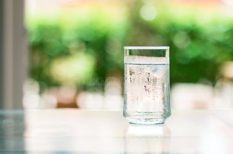 Vetro della bevanda fresca fresca con il cubetto di ghiaccio sulla tavola immagini stock libere da diritti Vetro della bevanda fresca fresca con il cubetto di ghiaccio sulla tavola immagini stock libere da diritti