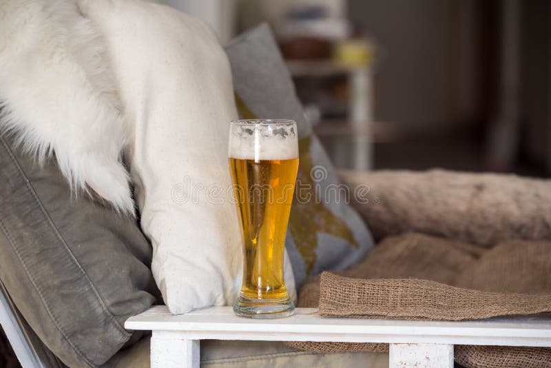 Vetro di birra saporita e dorata ad ottobre fotografie stock libere da diritti Vetro di birra saporita e dorata ad ottobre fotografie stock libere da diritti