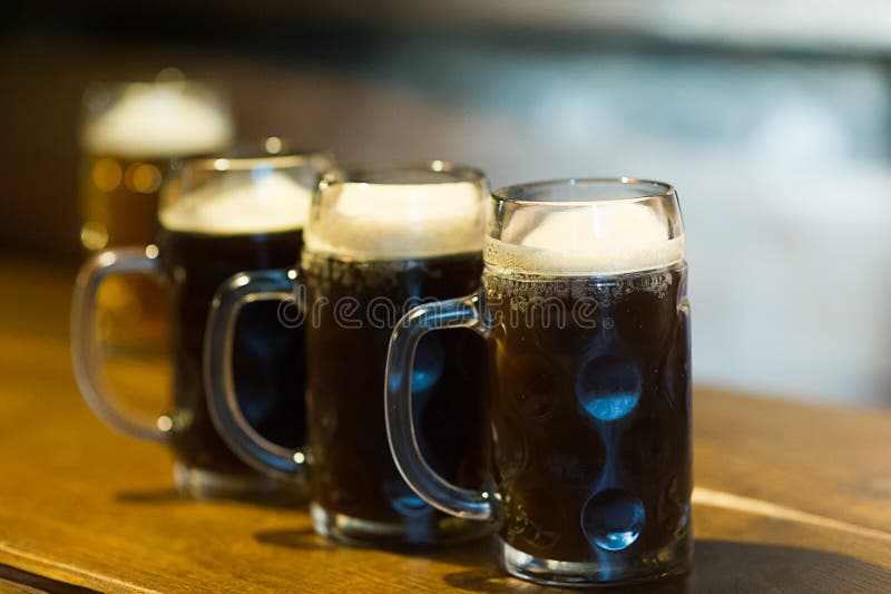 Vetro di birra scura su un pub