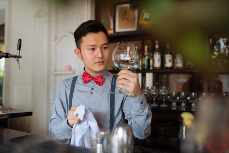 Vetro di lucidatura fotografia stock libera da diritti