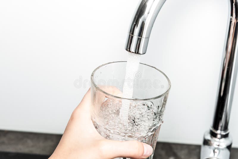 Vetro di riempimento per acqua immagini stock Vetro di riempimento per acqua immagini stock