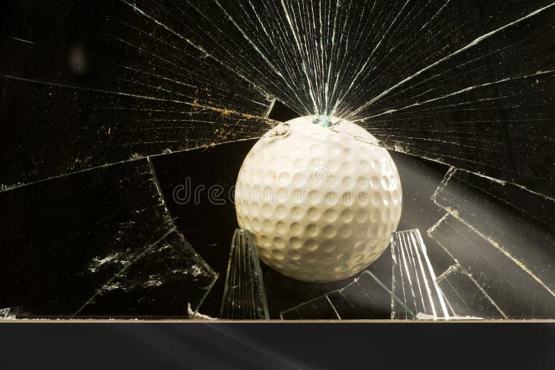 Vetro di rottura della sfera di golf fotografie stock libere da diritti Vetro di rottura della sfera di golf fotografie stock libere da diritti