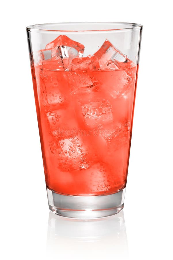 Vetro di soda rossa isolato immagini stock libere da diritti Vetro di soda rossa isolato immagini stock libere da diritti