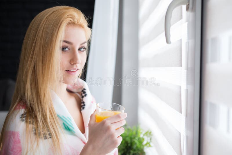 Vetro di succo per tutto il giorno energia fotografia stock libera da diritti Vetro di succo per tutto il giorno energia fotografia stock libera da diritti