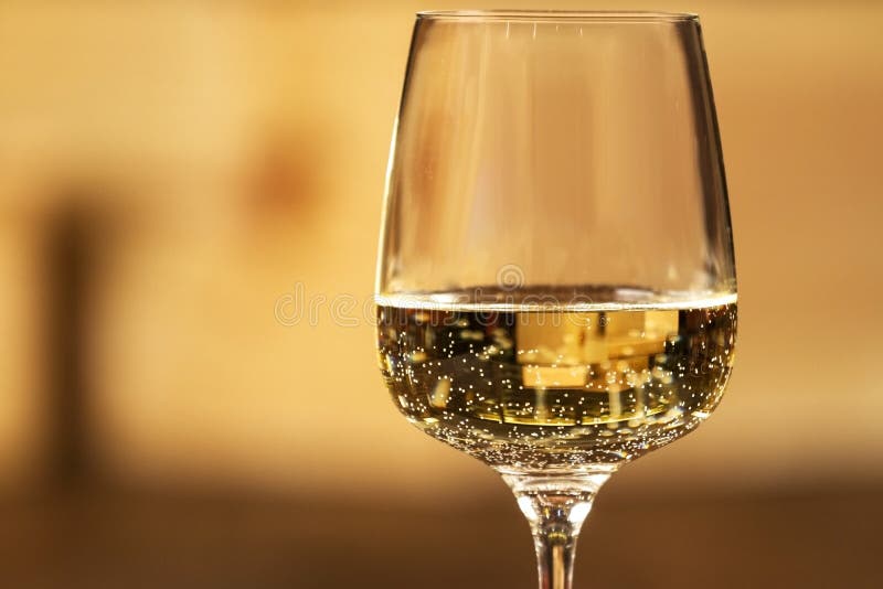 Vetro di vino bianco fotografia stock Vetro di vino bianco fotografia stock