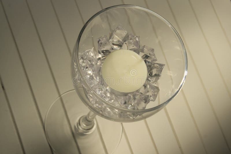 Vetro di vino con tealight ed i diamanti fotografia stock libera da diritti Vetro di vino con tealight ed i diamanti fotografia stock libera da diritti