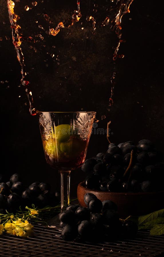 Vetro di vino con uva e spruzzo di calce fotografia stock libera da diritti Vetro di vino con uva e spruzzo di calce fotografia stock libera da diritti