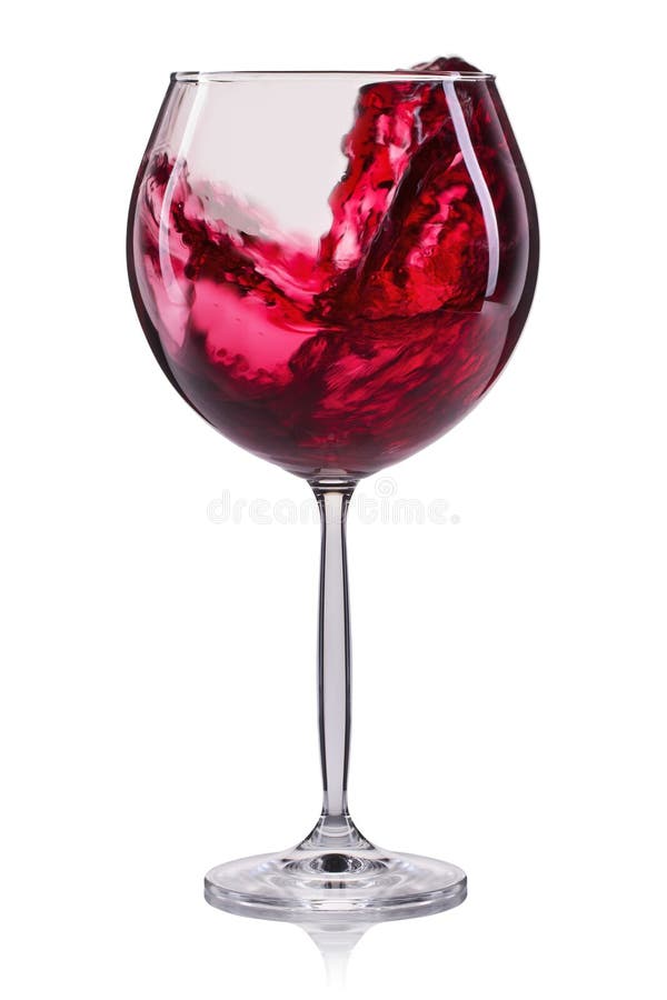 Vetro di vino rosso con spruzzata e di gocce sul bicchiere di vino isolato su fondo bianco fotografia stock Vetro di vino rosso con spruzzata e di gocce sul bicchiere di vino isolato su fondo bianco fotografia stock