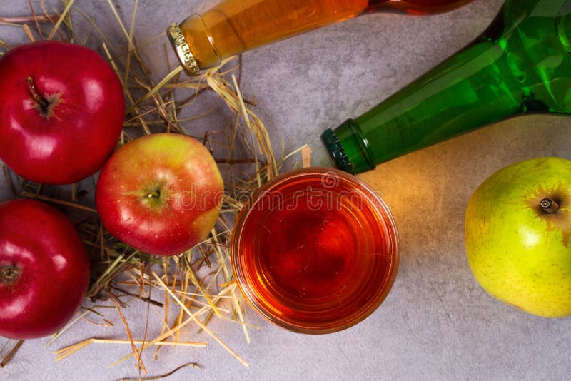 Vetro e bottiglie del sidro della pera e della mela con i frutti immagini stock libere da diritti Vetro e bottiglie del sidro della pera e della mela con i frutti immagini stock libere da diritti