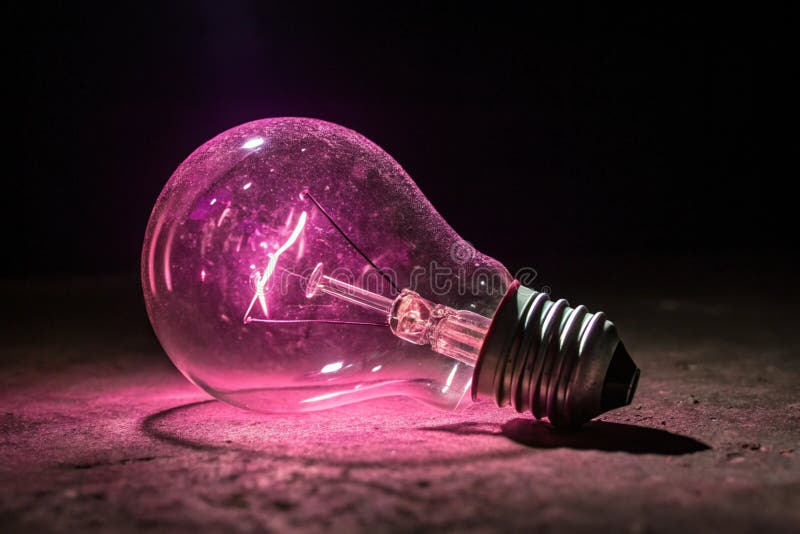 Vetro illuminato lampadina con soffiante rosa in posizione scura generato dall'aria royalty illustrazione gratis