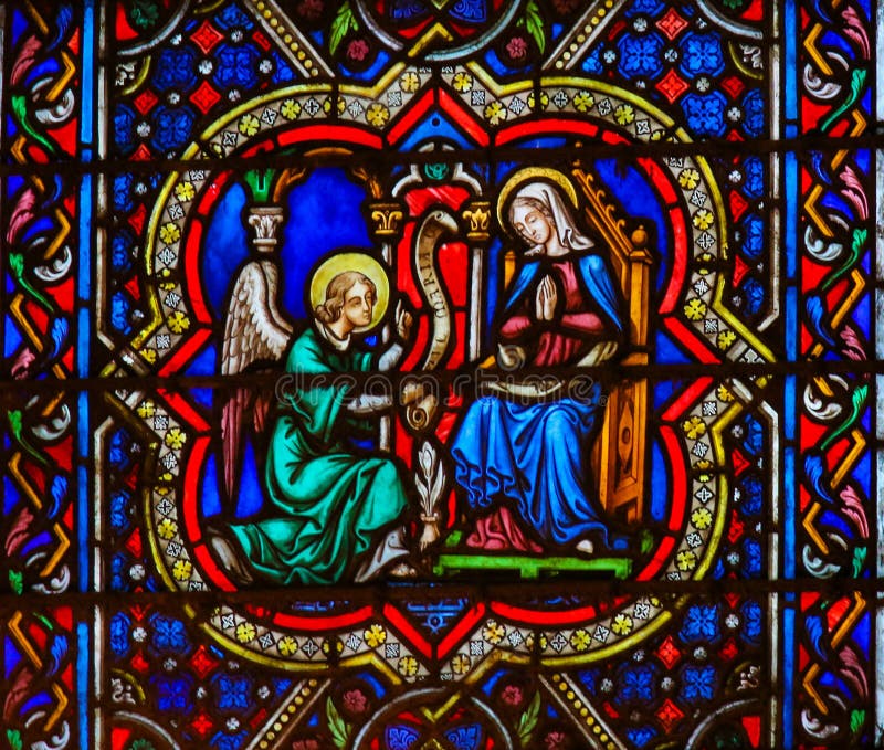 Vetro macchiato in Notre Dame, annuncio con la madre Maria e l'arcangelo Gabriel