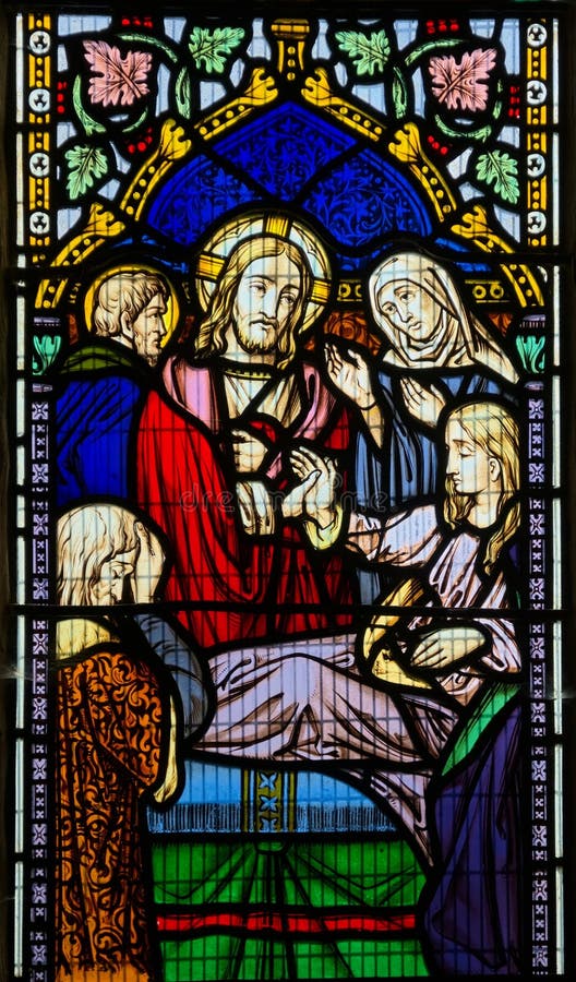Vetro macchiato raffigurante Cristo con una donna malata immagini stock Vetro macchiato raffigurante Cristo con una donna malata immagini stock