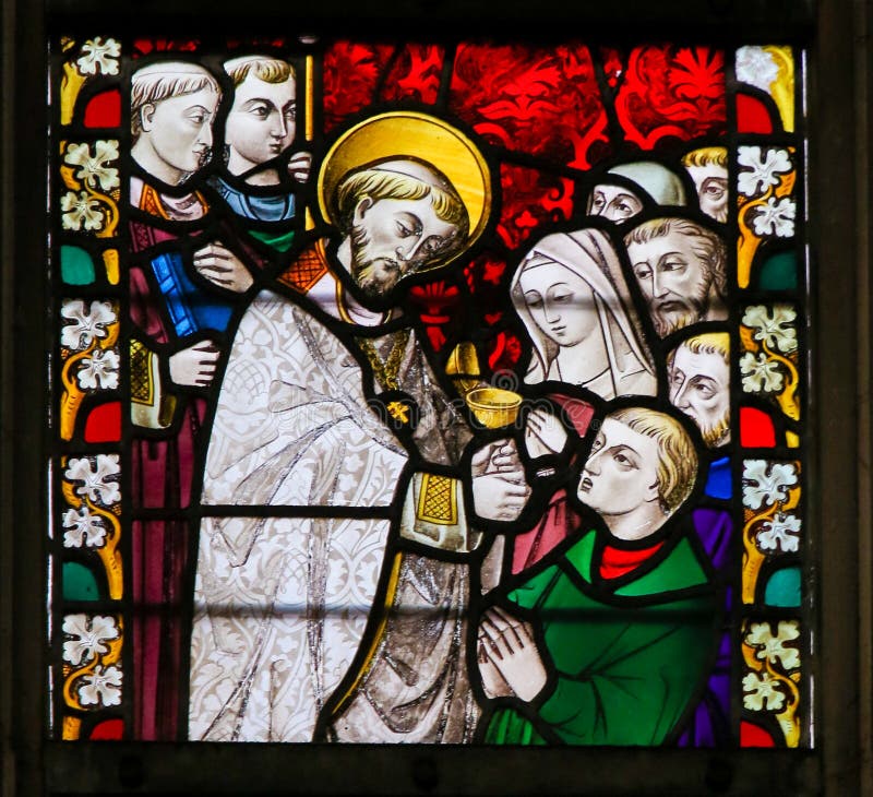 Vetro macchiato - sacerdote che dà comunione santa fotografia stock libera da diritti Vetro macchiato - sacerdote che dà comunione santa fotografia stock libera da diritti