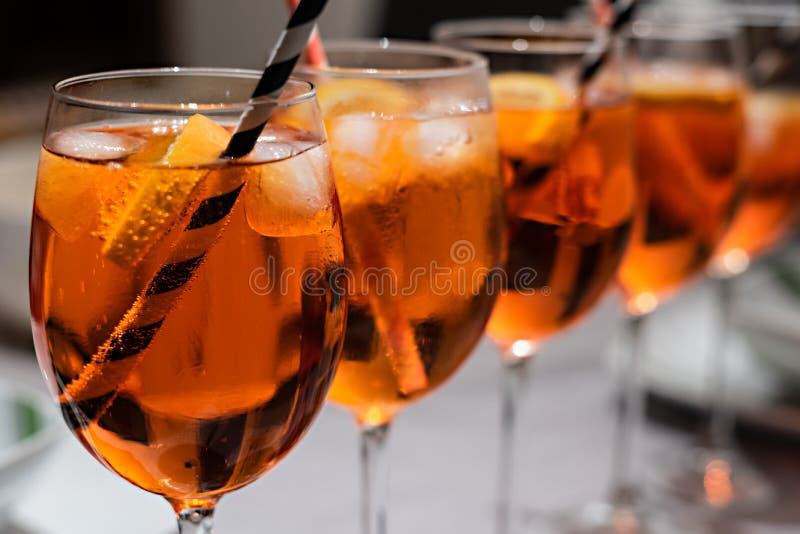 Vetro pronto per il partito immagini stock libere da diritti Vetro pronto per il partito immagini stock libere da diritti