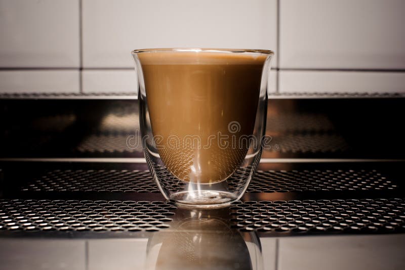 Vetro trasparente di un caffè caldo delizioso fotografia stock Vetro trasparente di un caffè caldo delizioso fotografia stock