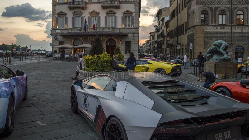 Vetture sportive di lusso nella piazza Ognissanti a Firenze, Toscana, Italia fotografie stock Vetture sportive di lusso nella piazza Ognissanti a Firenze, Toscana, Italia fotografie stock