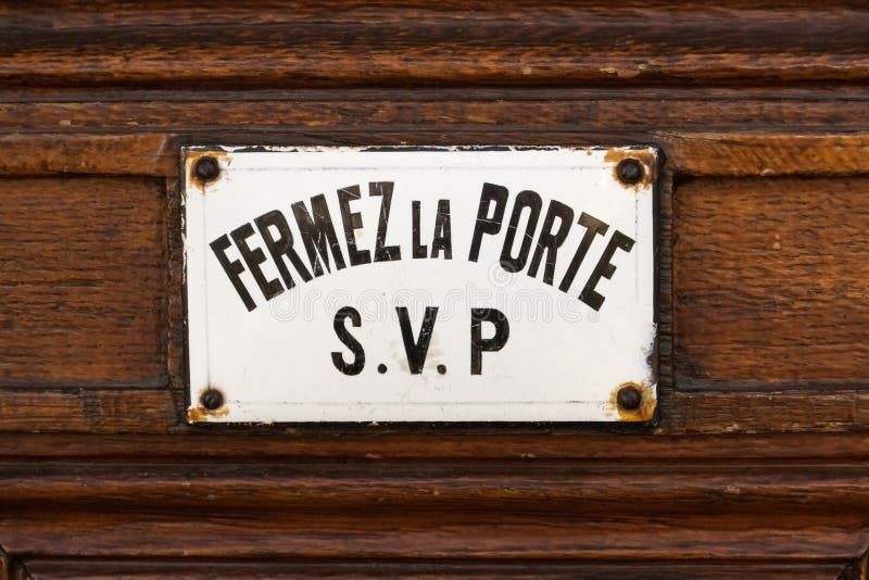 Fermer La Porte En Anglais Veuillez fermer la porte photo stock. Image du signe - 42958810