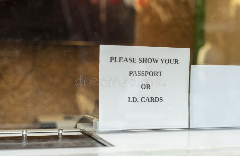 Veuillez montrer votre passeport ou moi d signe de papier de cartes en dehors d'un bureau photo stock Veuillez montrer votre passeport ou moi d signe de papier de cartes en dehors d'un bureau photo stock