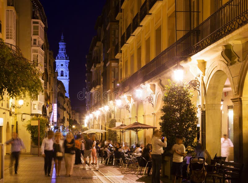 Vew de rue de nuit avec des restaurants dans Logrono